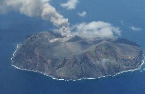(2)Torishima Island volcano erupts for 1st time in 63 years
